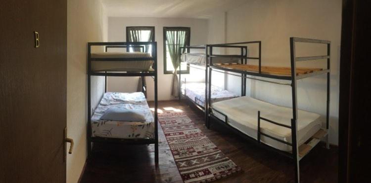 Oda Guesthouse Призрен Экстерьер фото